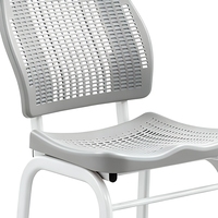 Chaise d'étudiant ergonomique, mobilier scolaire, siège en plastique, structure métallique, dossier perforé, utilisation en classe et pour la formation