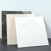 Carrelages de sol en porcelaine blanche de Carrare brillante 300x600mm, aspect marbre pour intérieurs modernes et rustiques | Espaces de vie de villa