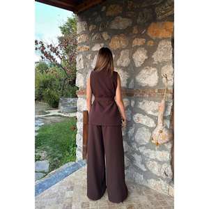 Conjunto de chaleco sin mangas de satén marrón y pantalones de pierna ancha para mujer, atuendo elegante y formal. - Product Image 1