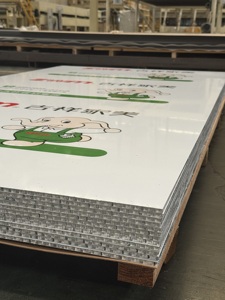 Panneaux <span class=keywords><strong>en</strong></span> nid d'abeille <span class=keywords><strong>en</strong></span> aluminium écologiques, résistants à l'eau et au feu, couleurs, épaisseur de 4 à 18 mm pour les murs extérieurs, les plafonds, les lambris, les bâtiments - Product Image 6