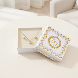 กล่องใส่เครื่องประดับกระดาษคราฟท์เรียบง่ายสำหรับธุรกิจขนาดเล็ก กล่องของขวัญสร้อยคอฟอยล์สีทอง พร้อมฟองน้ำเสริม - Product Image 1