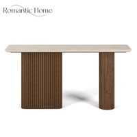 Console d'entrée design avec structure en bois massif, base à panneaux texturés et plateau en marbre pour intérieurs de luxe