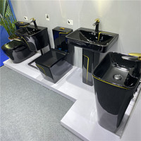 Conjunto de Baño Moderno en Negro y Dorado, Inodoro de Una Pieza con Pedestal y Lavabo, para Instalación en el Suelo