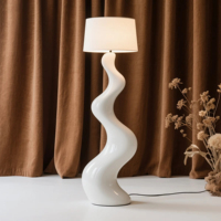 Lampadaire LED moderne en acier avec abat-jour métallique, design étanche, lumière blanche neutre 4100K, couleur variable, intensité réglable, CRI pour entrepôt