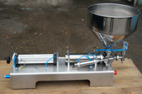 Machine de remplissage semi-automatique pour liquides à haute viscosité, idéale pour les sauces piquantes, les pâtes et le shampoing