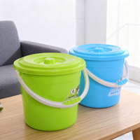 Seau en plastique PP personnalisé avec poignée, idéal pour une utilisation comme seau à glace en plastique.