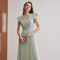 Robe midi plissée vert clair en tissu peigné respirant à col en V et manches volantées pour femme, usage quotidien, OEM ODM, vente en gros personnalisée