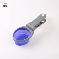 Fournitures créatives pour animaux de compagnie Nouveau produit de mangeoire pour chien Cuillère à bol avec poignée Cuillère à eau Logo personnalisé Cuillère à nourriture pour chien