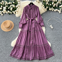 Robe longue élégante rose pour femme, style décontracté, avec empiècements en dentelle, col à revers, manches lanternes, ceinture et boutons, idéale pour le quotidien et les vacances