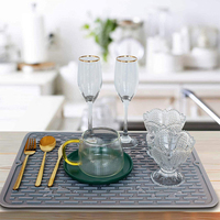 Vente en gros d'accessoires de cuisine classiques 17 ''X 13'' tapis de séchage de vaisselle en silicone tapis de comptoir en silicone résistant pour table à manger