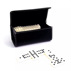 Dominos noirs personnalisés 28 pièces en coffret en cuir – Jeu de société éducatif très prisé - Product Image 1