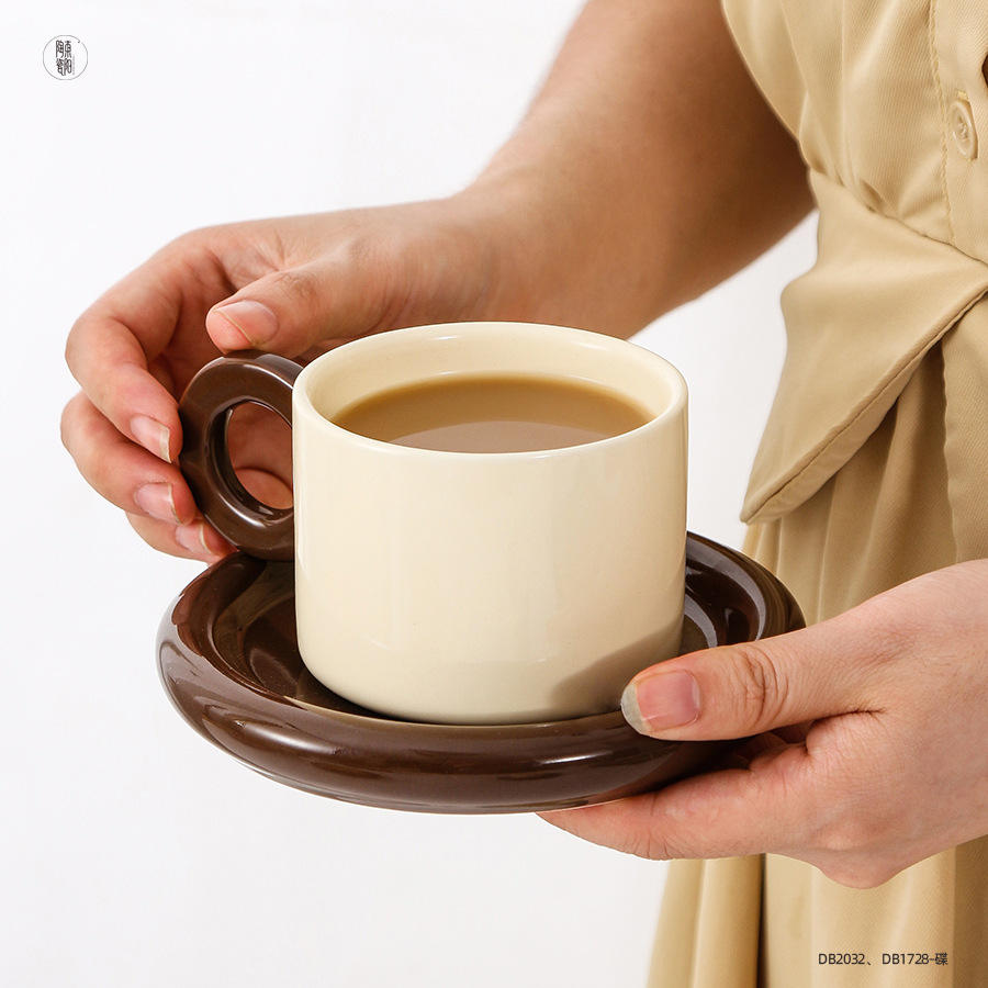 สีน้ำตาลเข้ม