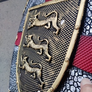 Escudo de Espuma PU com Emblema Triplo de Leão em Relevo para Jogos de Batalha de Crianças, Brinquedo de Escudo de Espuma PU com Cresta de Leão - Product Image 2