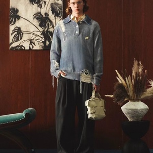 Suéter de punto con cuello polo, lavado y teñido para darle un aspecto envejecido con orificios y flecos - Product Image 5