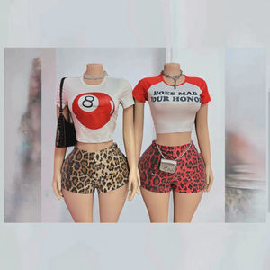 ชุดเซ็ตสองชิ้นลายดอกไม้สำหรับฤดูร้อน ลายตัวอักษร แขนสั้น เสื้อครอปทรงเข้ารูป ลายเสือดาว กระโปรงครอปสั้นเหนือเข่า ทรงเข้ารูป สวมใส่สบาย ระบายอากาศได้ดี - Product Image 3