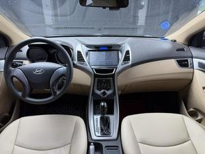 Hyundai Elantra d'occasion pas chère, berline compacte économique en carburant, habitacle spacieux et voiture familiale d'occasion fiable - Product Image 6