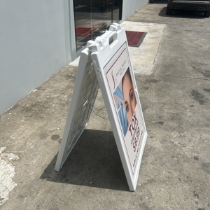 Présentoir de trottoir double face en plastique de haute qualité, remplissable d'eau, écologique, pour intérieur/extérieur, en stock - Product Image 1