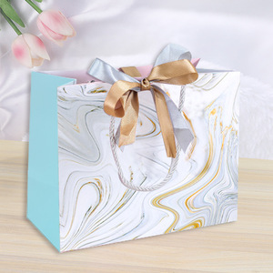 Poignée de ruban de luxe Emballage de magasinage de boutique Sacs cadeaux en papier fourre-tout européens imprimés personnalisés avec logo - Product Image 6