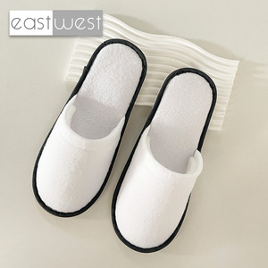 Vente en gros de pantoufles est-ouest de bonne qualité pour hommes pantoufles dormeuses noir pour hôtels Logo personnalisé pour femmes pantoufles d'été pour la sieste - Product Image 5