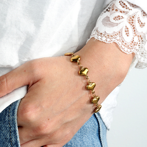 Bracelet en acier inoxydable plaqué or 18 carats avec pendentif cœur, bracelet à maillons en forme de cœur pour femmes - Product Image 1