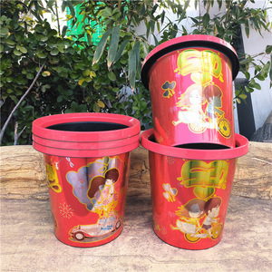 Cubo de basura cilíndrico rojo con pegatinas para uso en interiores y exteriores, contenedor de residuos de una sola capa de 290 g - Product Image 3