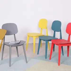 Kursi taman luar ruangan, desain sederhana Modern dapat ditumpuk, kursi makan plastik PP untuk Cafe Hotel