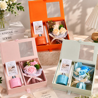 Coffret Cadeau Créatif en Verre pour Anniversaire : Parfum, Diffuseur à Bâtonnets Aromatiques et Fleurs de Savon Artisanales – Vente en Gros