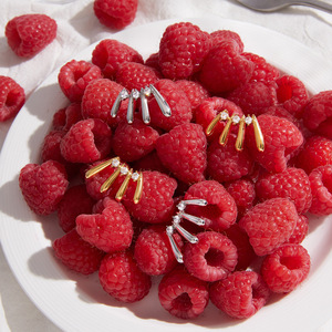 Boucles d'oreilles géométriques en acier titane avec zircon serti griffe, bijoux pour femme à porter au quotidien - Product Image 3