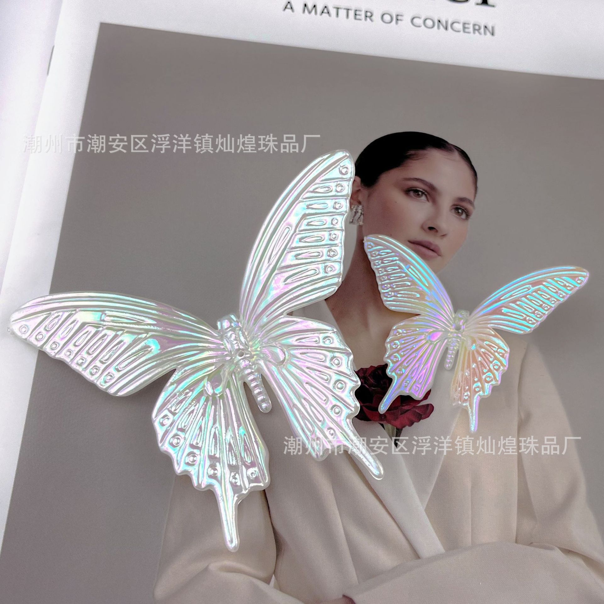 papillon tridimensionnel blanc en porcelaine irisé