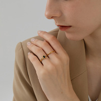 YF2733 Bague chaîne asymétrique plaquée or 18 carats, bijoux en acier inoxydable, anneaux minimalistes carrés en émail noir pour femmes