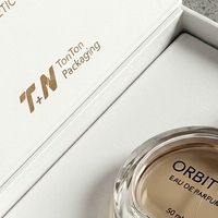 Boîte à parfum rigide de style livre blanc magnétique personnalisée avec insert ajusté pour présentation et emballage cadeau de parfum