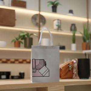 Soldes d'usine : Sacs de courses personnalisés en non-tissé de haute qualité avec bandoulière, réutilisables, écologiques et biodégradables, avec motif lettre - Product Image 1