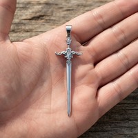 Pendentif en acier inoxydable en forme de poignard avec phases lunaires, mini-collier épée, breloque pour hommes et femmes, amulette gothique, cadeau