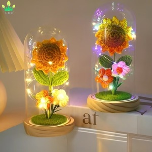 Lampe de nuit LED en forme de tournesol artificiel, inspirée de La Belle et la Bête, avec dôme en verre, base en bois, pétales de fleurs tombés et feuilles vertes - Product Image 3
