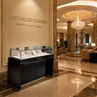 Vitrine de présentation de bijoux de luxe sur mesure, noire avec finition en métal doré, vitrine en verre avec éclairage LED pour boutique de bijouterie
