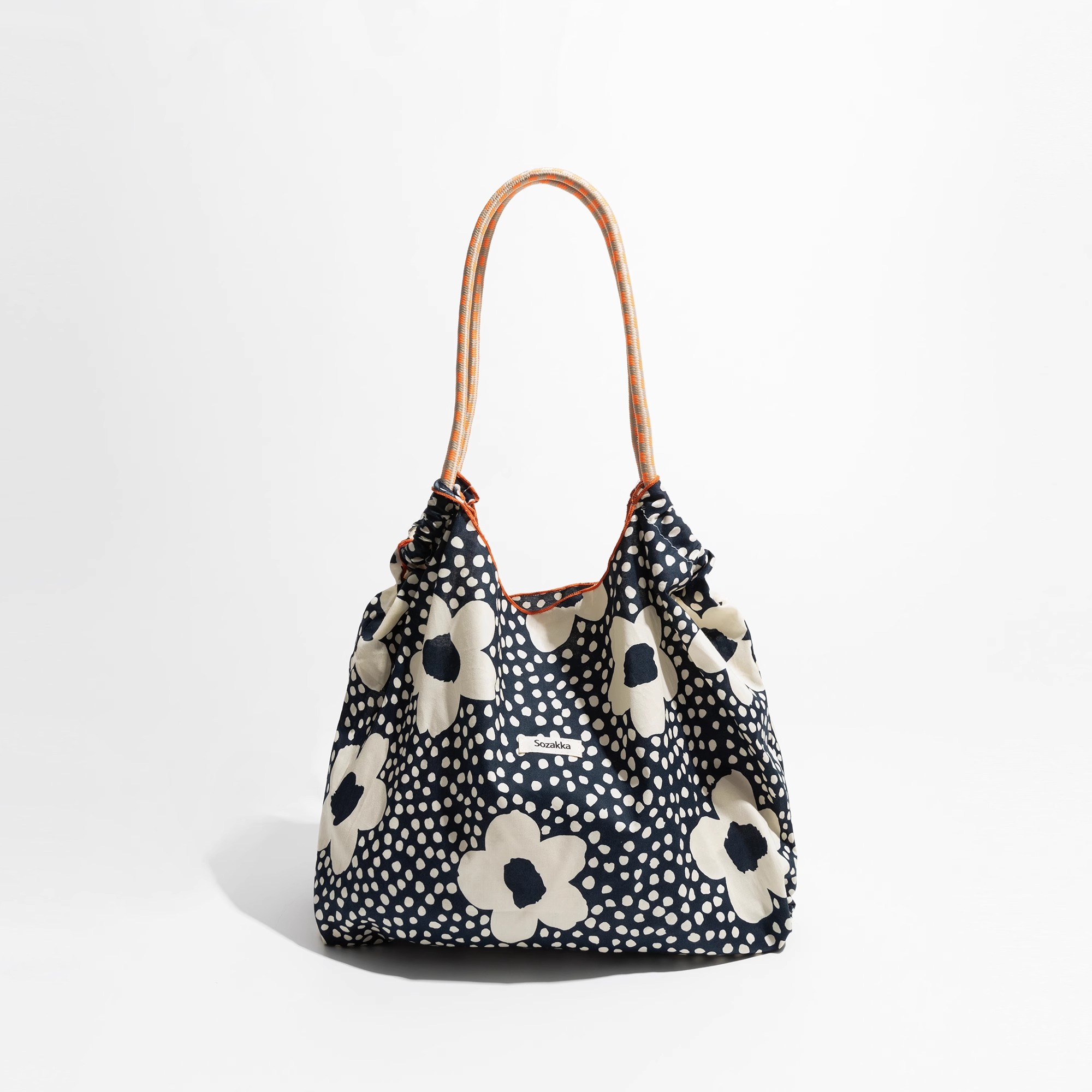 ดอกไม้สีดำขนาดใหญ่