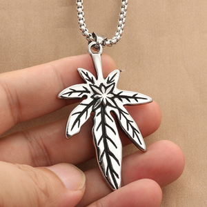 Collier avec pendentif en forme de feuille en acier inoxydable pour homme, design géométrique rétro punk, bijoux tendance - Product Image 4