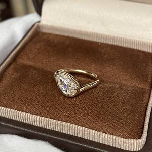 プロ仕様のカスタマイズされたIGI認定CVDラボグロウンダイヤモンド婚約指輪 1カラット VVS 14K/18K純金ペアカット クラシック女性用 - Product Image 4