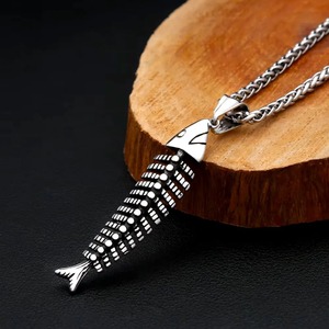 Yunnique Collier Pendentif Arête de Poisson en Acier Inoxydable, Style Punk Hip Hop Urbain Unisexe, Chaîne de Pull en Argent Tibétain 60cm - Product Image 3
