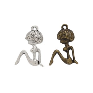 Figurine <span class=keywords><strong>de</strong></span> <span class=keywords><strong>femme</strong></span> aux <span class=keywords><strong>cheveux</strong></span> courts en alliage <span class=keywords><strong>de</strong></span> zinc argenté antique, silhouette assise, pour la décoration <span class=keywords><strong>de</strong></span> sacs à main rétro - Product Image 4