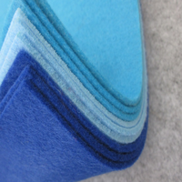 Tissu non tissé en rouleau, couleurs personnalisées disponibles. Vente en gros directe d'usine de tissu non tissé aiguilleté.