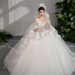 Vestido de Novia de Lujo Gt168 con Manga Larga, Escote Corazón, Espalda Descubierta, Encaje, Flores 3D, Estilo Princesa, Cola Capilla, Largo hasta el Suelo, Moderno - Product Image 2