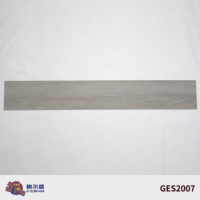 Plancher vinyle LVT imperméable, antidérapant, imitation bois, résistant à l'usure, avec sous-couche IXPE, pour bureaux et projets commerciaux.