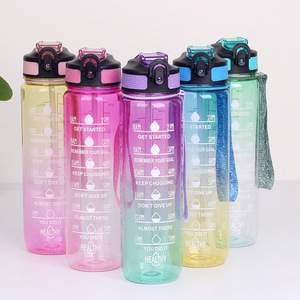 Bouteille d'eau de sport dégradée colorée de grande capacité avec poignée de couvercle à rabat Équipement de fitness en plastique transparent pour le camping - Product Image 4