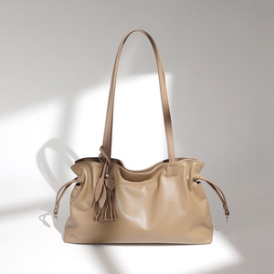 Sac fourre-tout pour femme couleur thé au lait, boucle magnétique, style minimaliste carré horizontal, tenues de tous les jours, automne hiver 2025 - Product Image 1