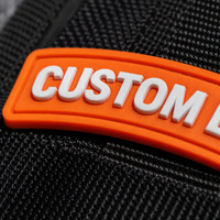 Parche de Goma de PVC Suave al por Mayor, Letras Blancas en Relieve 3D Curvadas, Etiqueta Impermeable con Logotipo Personalizado para Prendas