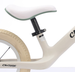 Vélo d'équilibre pour enfants de 3 à 8 ans, avec cadre en nylon, selle en cuir PU, pneus gonflables de 12 pouces, vélo de sport pour tout-petits - Product Image 4