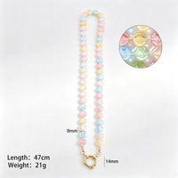 Collier ras du cou pour femme Manna en acier inoxydable plaqué or avec fermoir à ressort et perles de verre facettées pastel vibrantes faites à la main