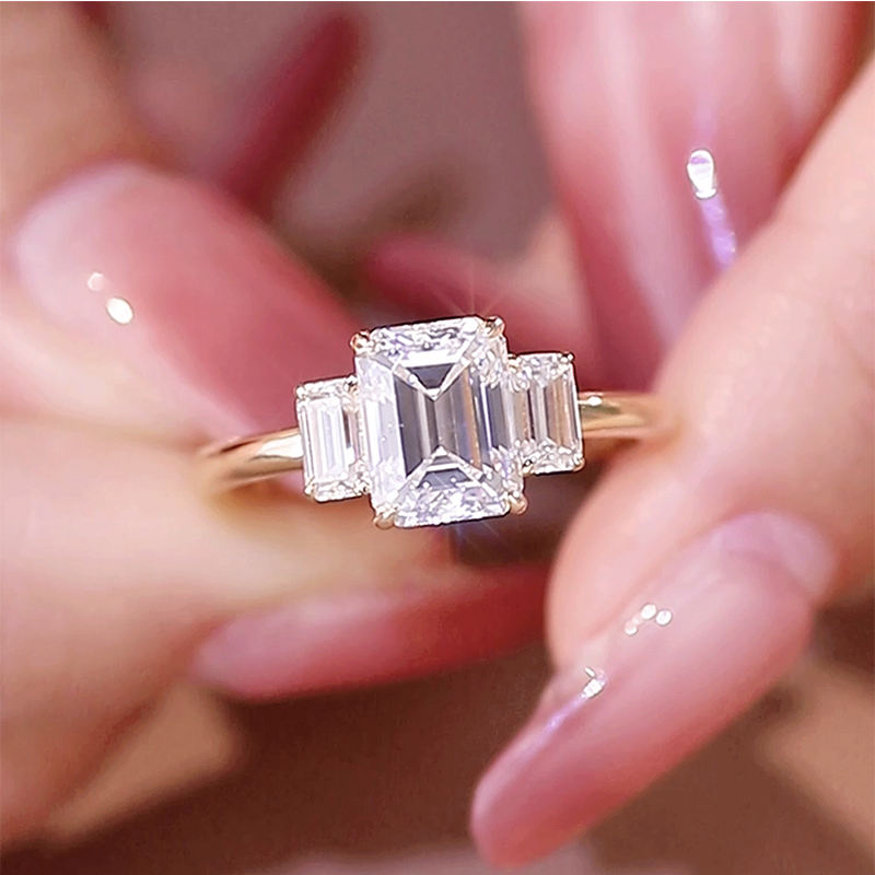 Bague en or massif 10K véritable avec moissanite et diamants.