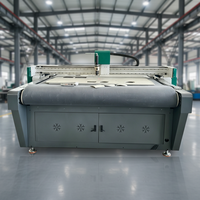 Machine de découpe de films plastiques PET, PC, membranes en fibres, autocollants avec outil de découpe à couteau oscillant